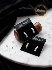 Earring thumbnail 1