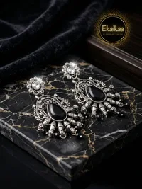 Earring thumbnail 1