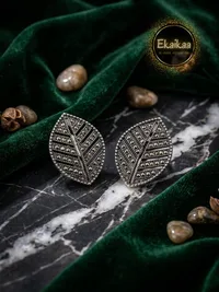Earring thumbnail 1