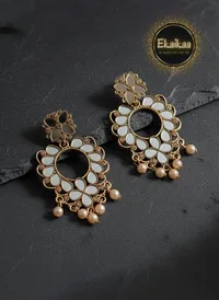 Earring thumbnail 2