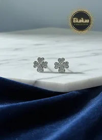 Earring thumbnail 1