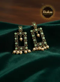 Earring thumbnail 4